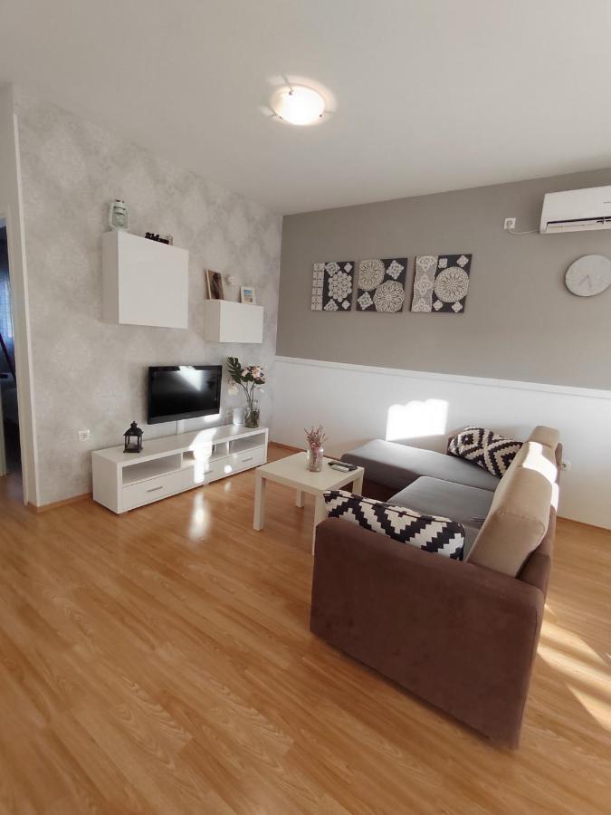 Apartments Karla I Ivano Мандре Экстерьер фото