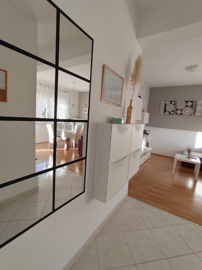 Apartments Karla I Ivano Мандре Экстерьер фото